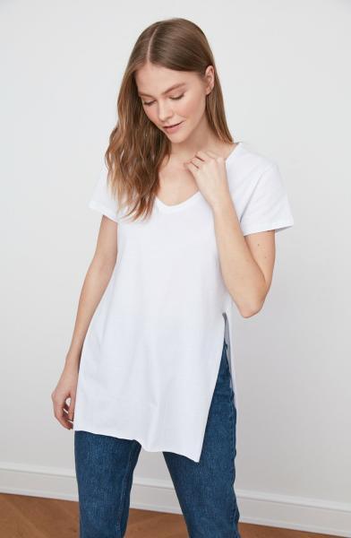 Beyaz V Yaka Yan Yırtmaçlı Örme T-shirt 888-026 satın al